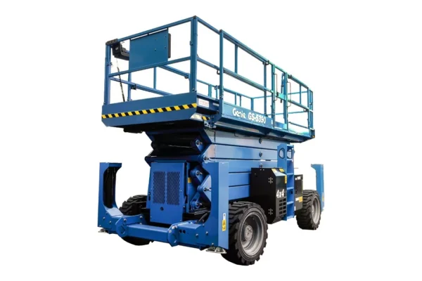 Genie GS-5390 RT sakselift med firehjulsdrift og utskyvbar plattform, sett skrått bakfra